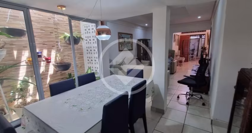 Casa solta nas laterais com 2 pequenos flats - Manaíra