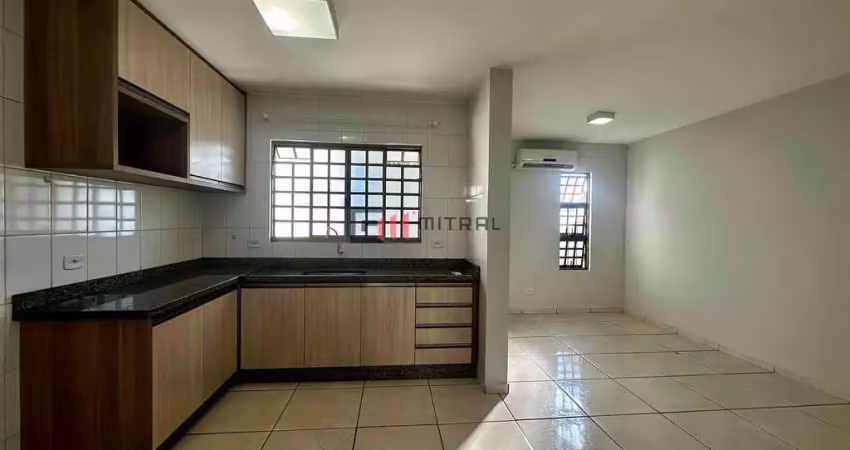 Próxima da prefeitura de londrina, casa geminada, com três dormitórios (1 suíte)  quintal, corredor