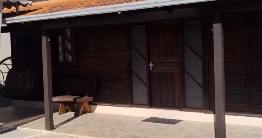 Casa a venda com 3 quartos, piscina e móveis planejados em piçarras-sc