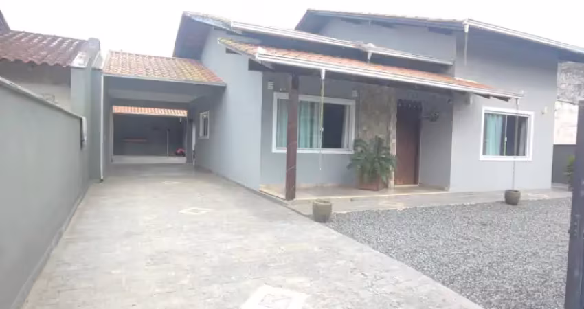 Casa plana (não averbada) a venda com 3 quartos e amplo terreno no bairro boehmerwald