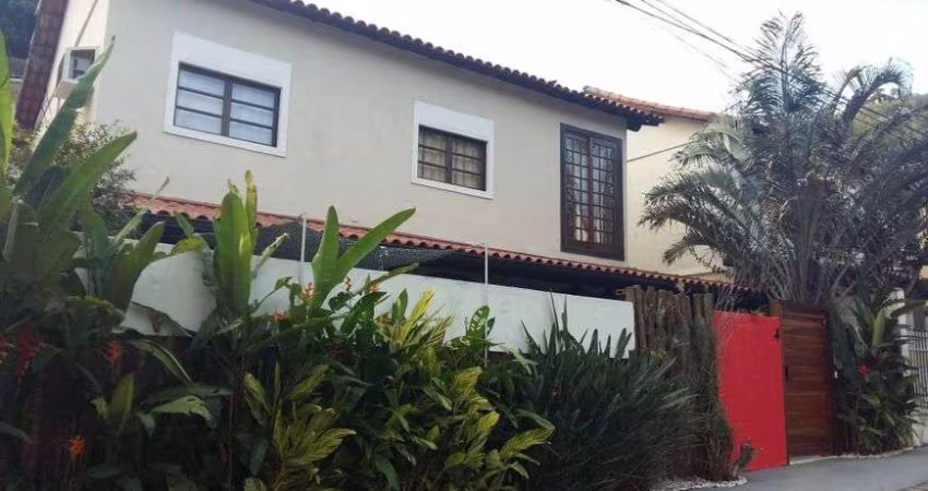 Casa para venda possui 136 metros quadrados com 4 quartos em São Francisco - Niterói - RJ