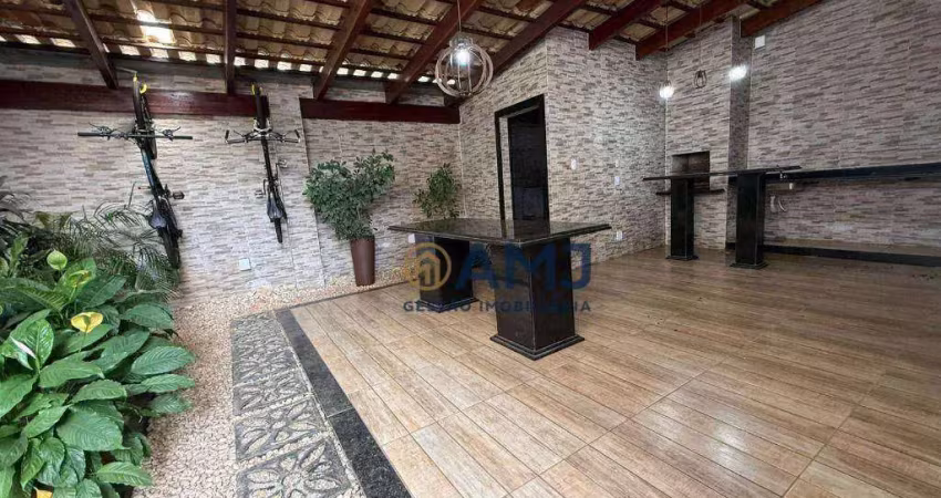 Sobrado em condomínio fechado, com energia solar!