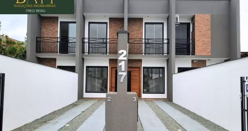 Sobrado geminado à venda, bairro Paranaguamirim: 02 quartos, 1 sala, 02 vagas de garagem e espaço nos fundos com 10m de terreno.