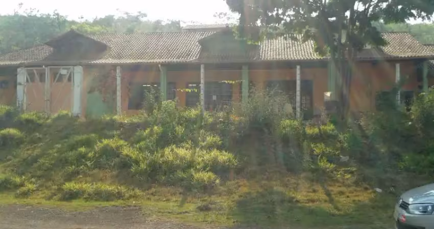 Vende-se  terreno com prédio e galpões na br-040, em congonhas