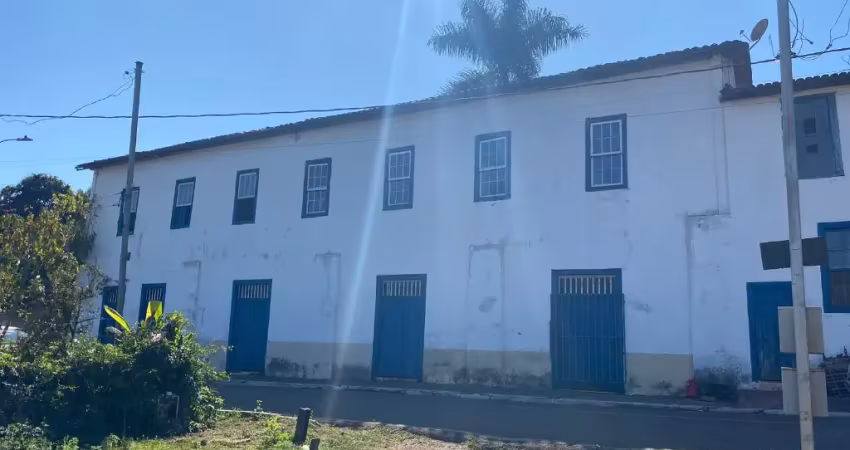 Vende-se imóvel urbano, do estilo “ casarão' no distrito de lobo leite/congonhas/mg.