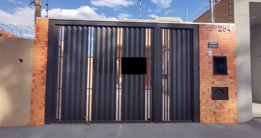 Linda casa com armários na cozinha e possibilidade de entrada reduzida