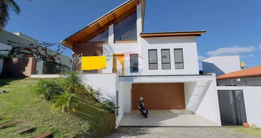 Casa em condomínio com quatro quartos alto padrão