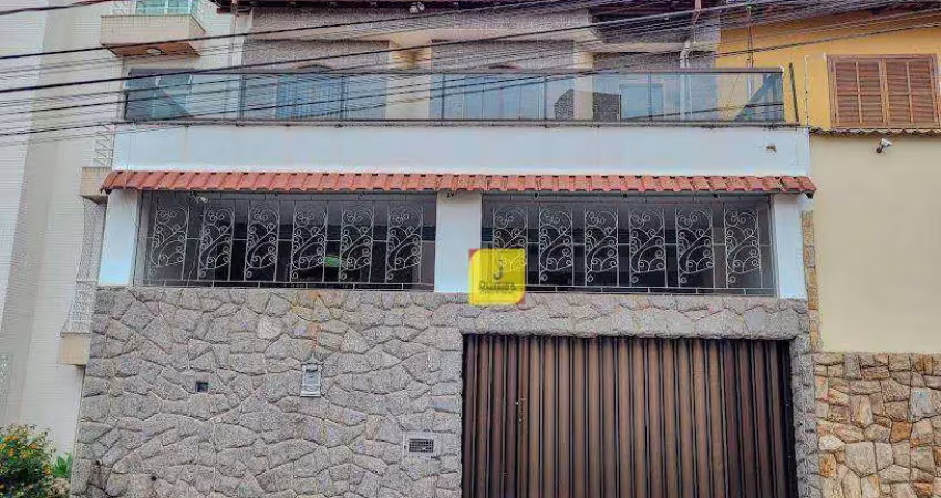 Casa duplex, com 5 quartos (1 suíte), e garagem para 2 carros, no Jardim Laranjeiras, próximo ao Cascatinha.