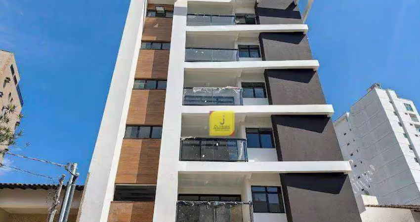 Apto garden com 2 quartos (suíte), área externa de 70m² com espaço gourmet, e 3 vagas