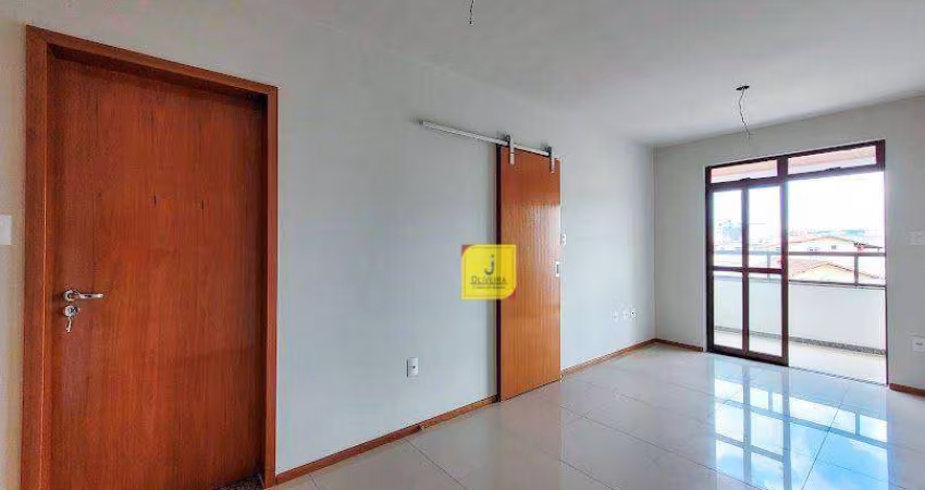 Apto com 2 quartos (suíte), varanda, garagem e elevador no Santa Helena
