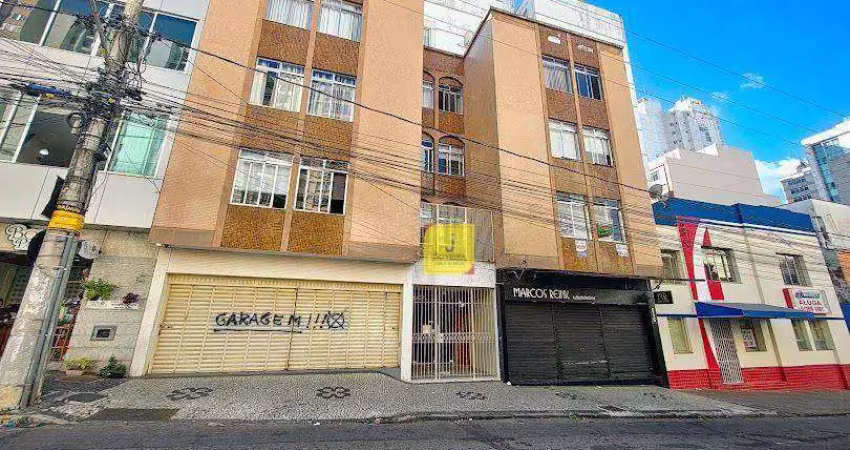 Amplo apto com 3 quartos, 2 banheiros e garagem na parte plana do centro