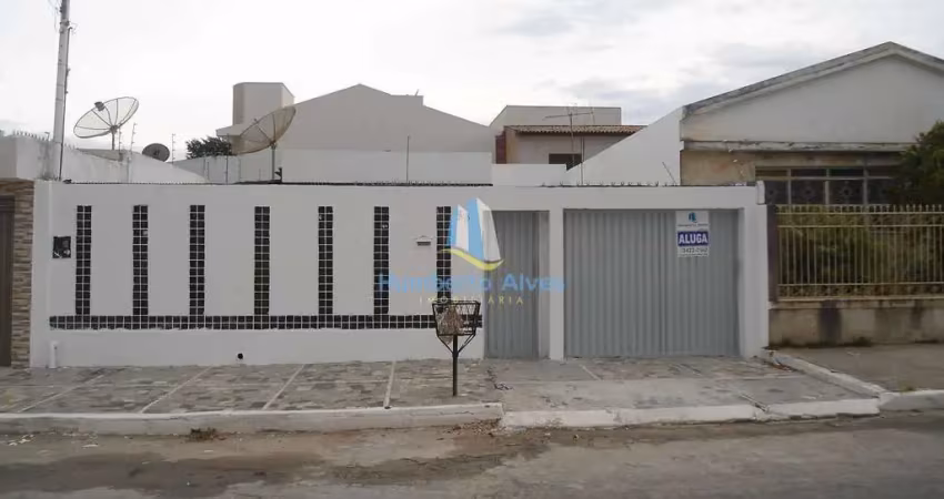 Casa com 3 quartos para alugar na Rua Tomé de Souza, 88, Alto Maron, Vitória da Conquista