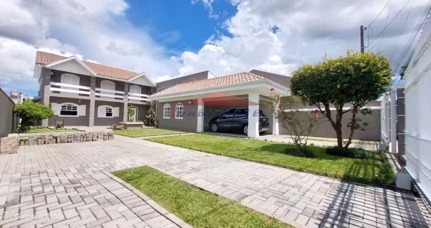 Imperdível Sobrado à Venda em Curitiba-PR, Bairro Uberaba: 3 quartos, 1 suíte, 3 salas, 4 banheiros, 2 vagas de garagem, 230m² de área.