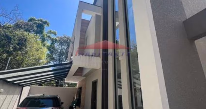 Lindo Sobrado Triplex Localizado no bairro POrtão-Curitiba-PR