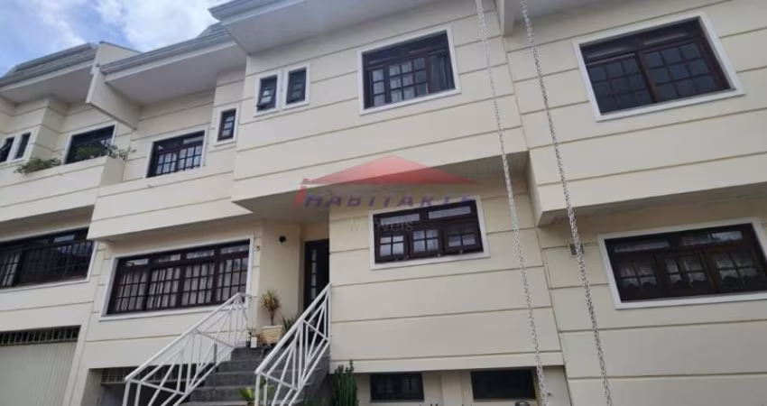 Òtimo sobrado triplex localizado no bairro Bacacheri- Curitiba-PR