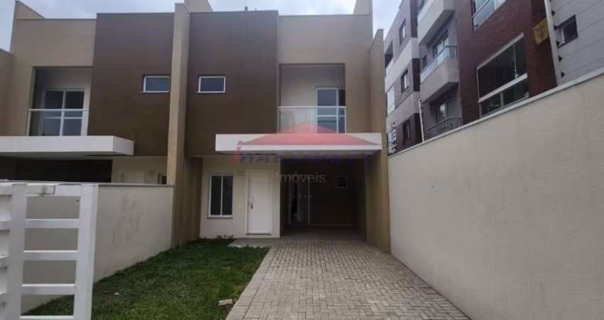 Imperdível sobrado à venda em Pinhais-PR, Estância Pinhais! 3 quartos, 1 suíte, 2 salas, 3 banheiros, 4 vagas, 135m².