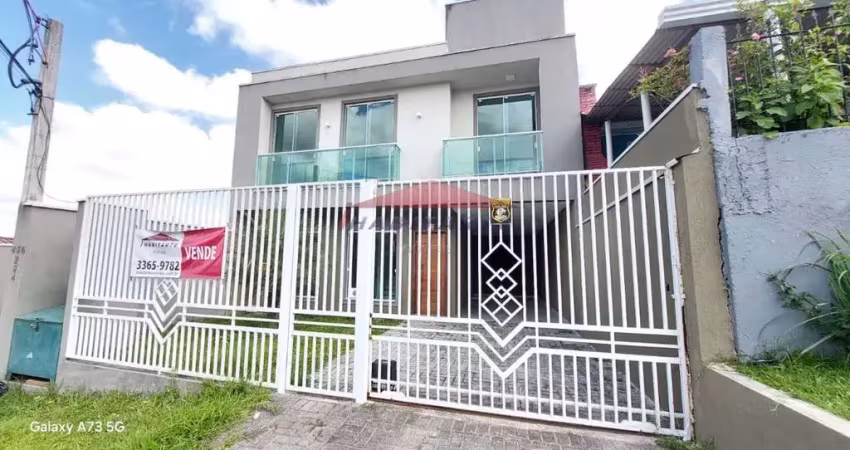 Imperdível sobrado à venda em Curitiba-PR, bairro Uberaba! 3 quartos, 1 suíte, 1 sala, 3 banheiros, 2 vagas de garagem, 114m².
