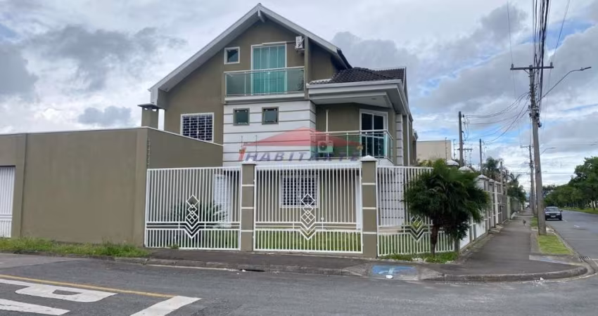 Imperdível sobrado à venda em Curitiba-PR, bairro Cajuru! Com 4 quartos, 2 suítes, 1 sala, 4 banheiros e 4 vagas de garagem.