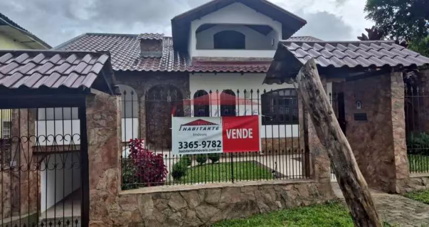 Casa à venda em Curitiba-PR, bairro Uberaba: 3 quartos, 1 suíte, 2 salas, 3 banheiros, 4 vagas de garagem!