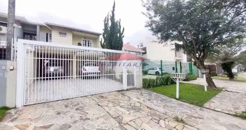 Imperdível Sobrado à Venda em Curitiba-PR, Bairro Uberaba: 4 Quartos, 1 Suíte, 2 Salas, 4 Banheiros, 4 Vagas, 190,64m².