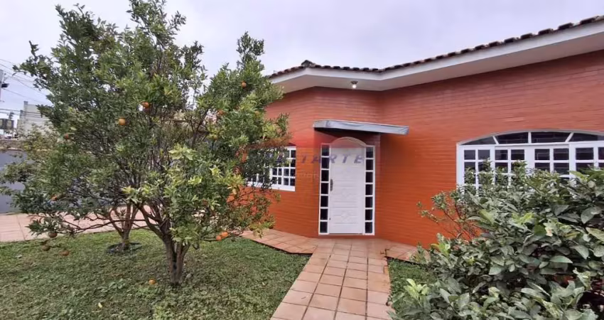 Casa comercial no uberaba, curitiba-pr: 2 salas amplas, 2 banheiros, 2 vagas e 100m² de área