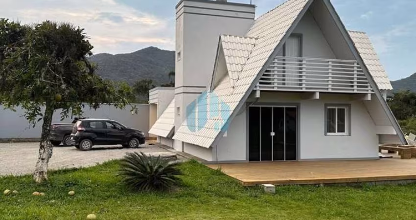Linda Casa em Amplo Pátio, a 2 km da Praia da Barra e 5 km do Centro de Garopaba!