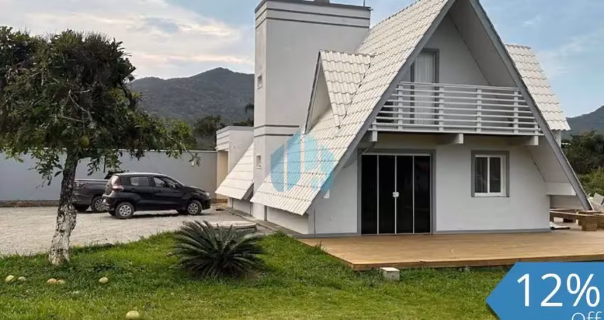 Linda casa em amplo pátio, a 2 km da praia da barra e 5 km do centro de garopaba!