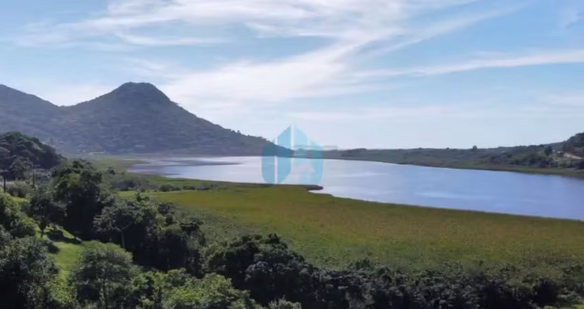 Área de terras com vista p/ lagoa, localizada no bairro costa de macacu, em garopaba!