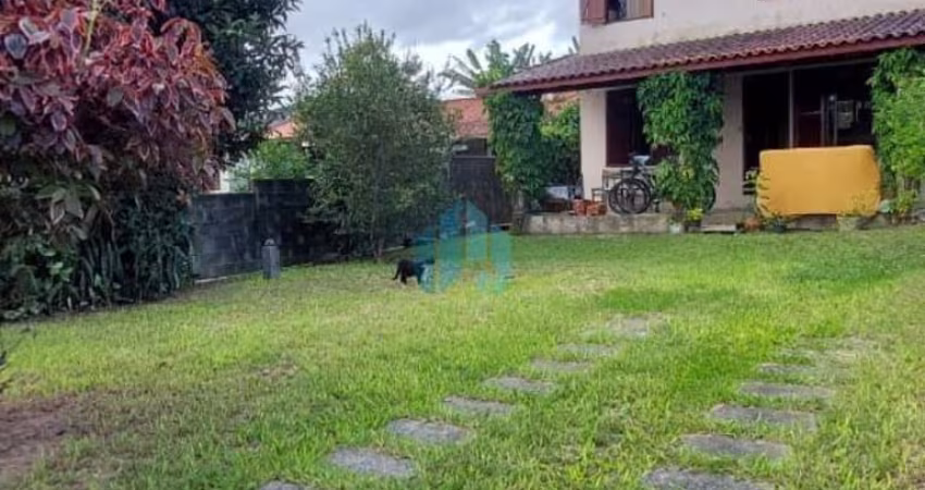 Casa em Amplo Pátio Localizada no Bairro Ambrósio, em Garopaba!