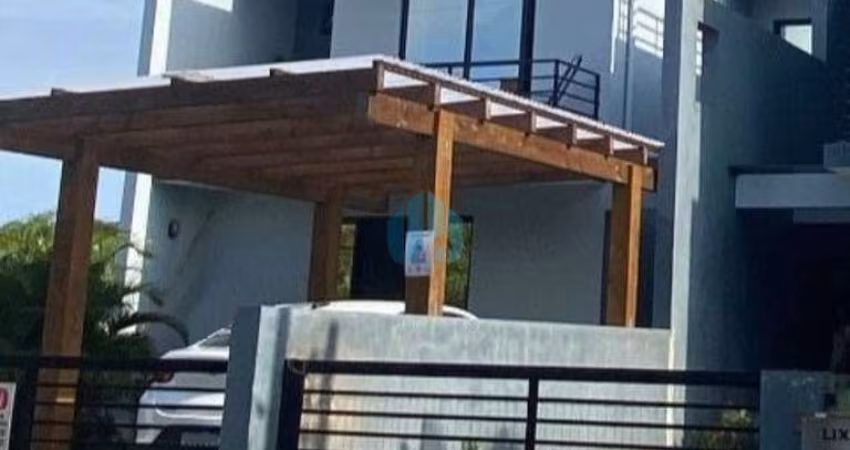 Bela Casa Localizada no Bairro Pinguirito, ao Lado do Centro de Garopaba!