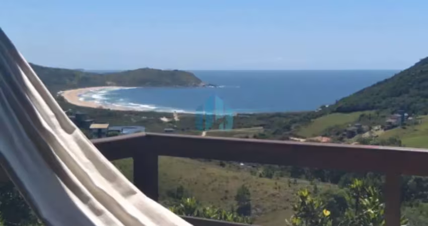 Bela Casa com Vista p/ Mar, Localizada na Praia do Silveira, em Garopaba!