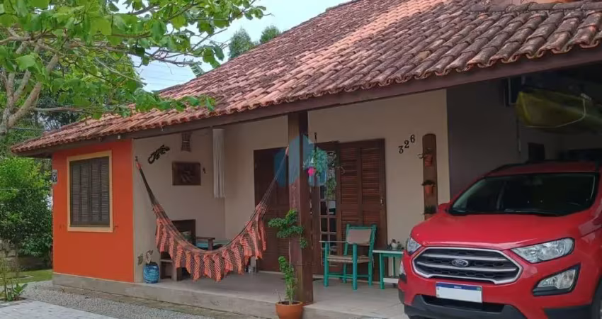 Bela Casa Localizada no Bairro Pinguirito, Próxima ao Centro de Garopaba!