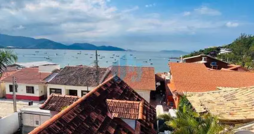 Bela casa no centro de garopaba, a poucos metros da praia central, terraço com vista p/ mar e igreja matriz!