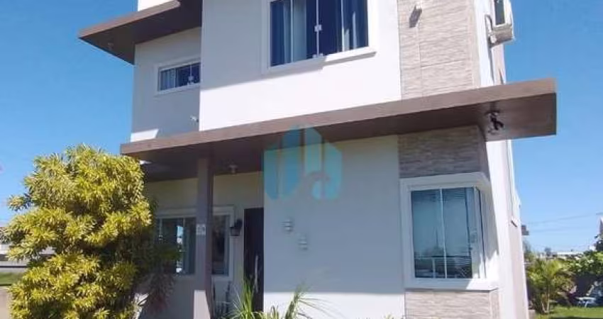 Linda Casa Localizada no Bairro Areias de Palhocinha, Próxima ao Centro de Garopaba!