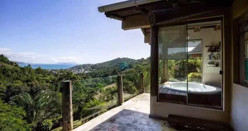 Linda casa localizada na praia do silveira, em garopaba!