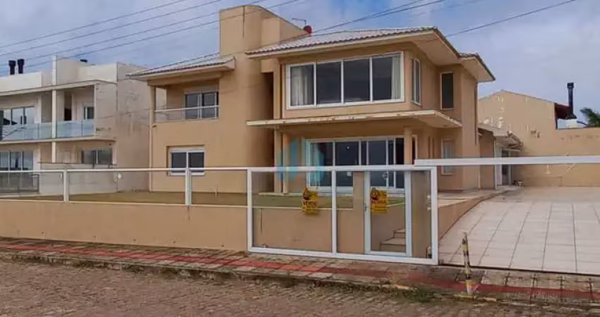 Linda Casa em Frente a Praia, a 30 m do Mar, Localizada no Centro de Garopaba!