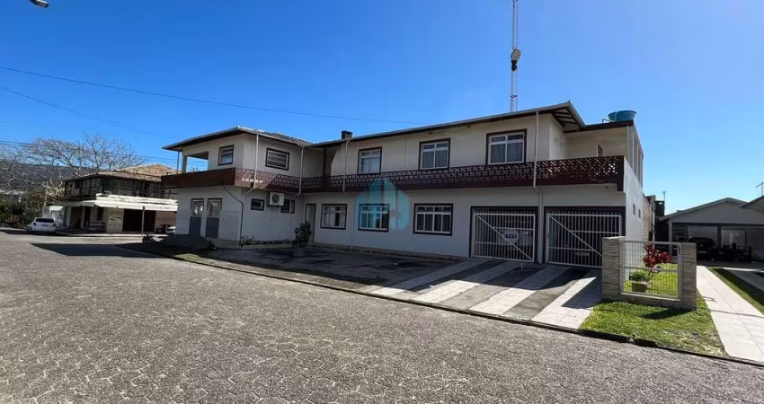 Imóvel Localizado no Centro de Garopaba, Aprox. 750 m da Praia Central!