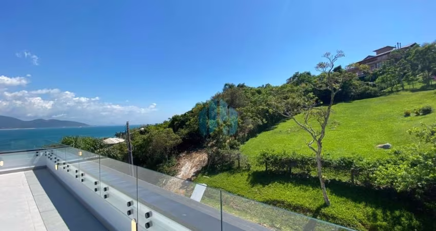 Linda Casa Nova de Alto Padrão na Praia do Vigia, a 150 m da Praia, em Garopaba!