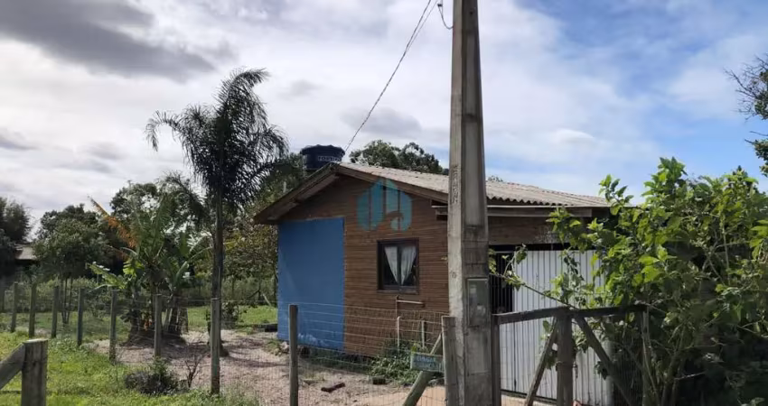 Casa em amplo terreno localizada a poucos metros da surfland, em garopaba!