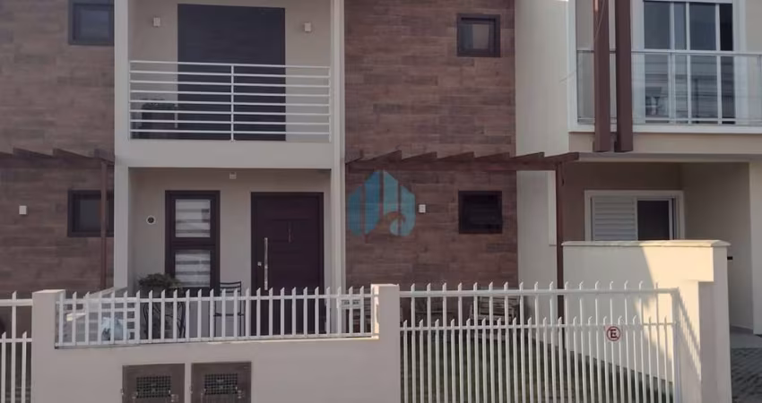 Bela Casa Localizada no Bairro Areias de Palhocinha, em Garopaba, Ótima Localização!