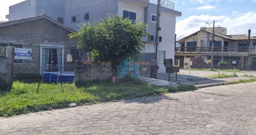 Terreno a 900 m da Praia Central de Garopaba, no Centro da Cidade!