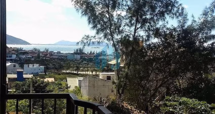 Casa em Modelo Rústico, com Vista Panorâmica da Praia Central e Siriú, Bairro Ferraz, em Garopaba!