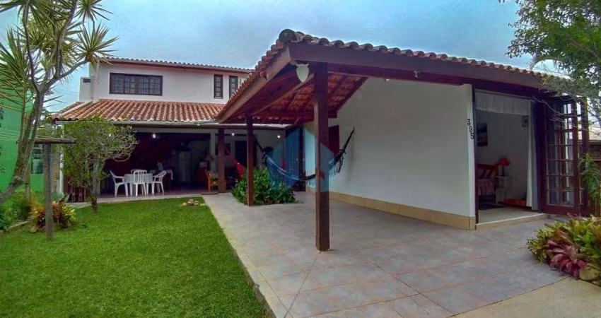 Bela Casa Localizada no Bairro Ferraz, à 200 m da Praia do Central e Próxima do Centro de Garopaba!