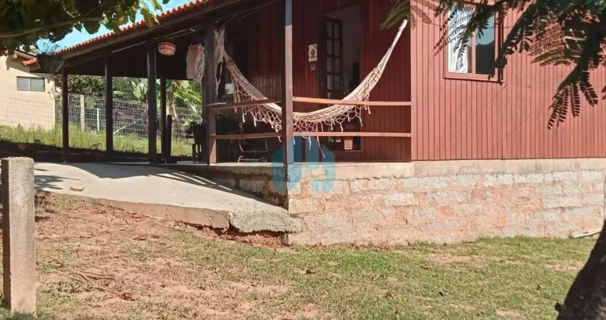 Casa Localizada Próxima ao Centro da Cidade, Ambrósio | Garopaba - SC