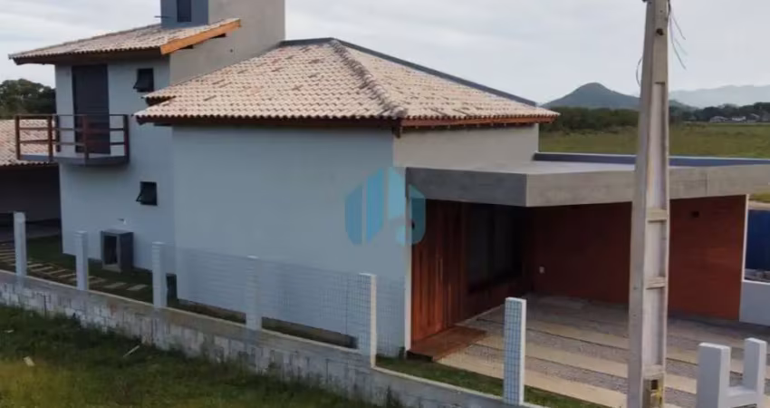 Bela Casa Nova com Bela Vista para Montanhas, Ressacada | Garopaba - SC