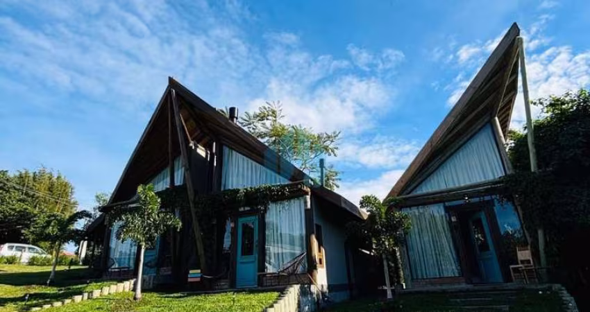 Linda Pousada com Três Lofts, na Praia do Rosa, Ibiraquera | Imbituba - SC