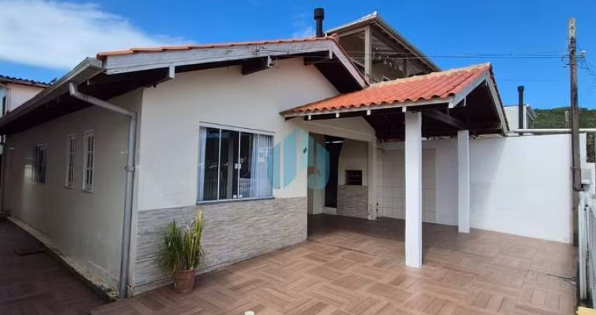 Casa Térrea a 500 m da Praia Central, Centro | Garopaba - SC