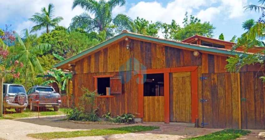 Belo Imóvel com Dois Lofts + Salão, em Meio à Natureza e Próximo à Cachoeira, Encantada | Garopaba - SC