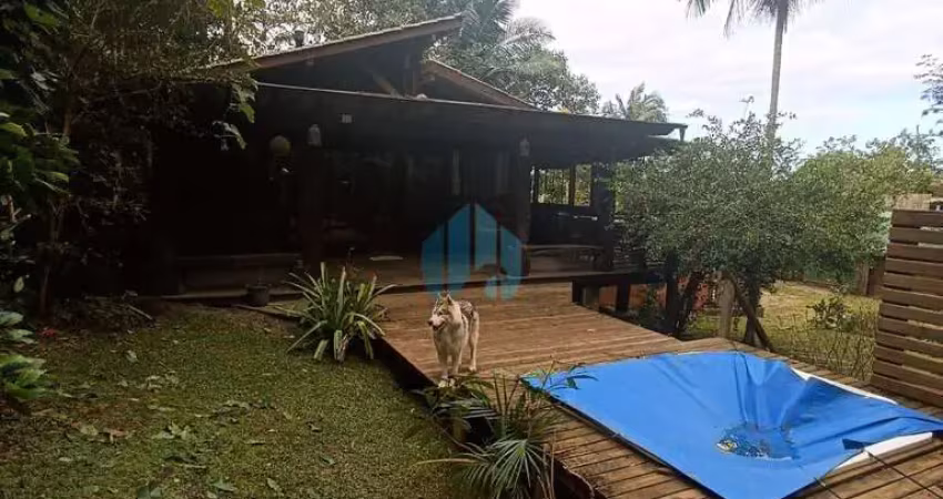Bela casa rústica + loft, em amplo terreno, com acesso à cachoeira, encantada | garopaba - sc