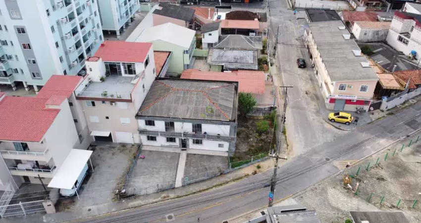Prédio com 4 salas à venda no Barreiros, São José 